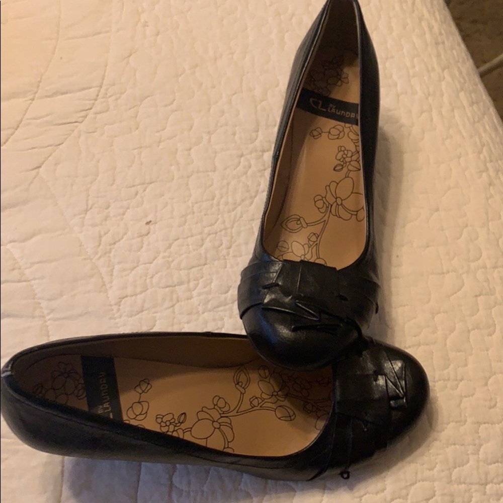 Black wedges round toed